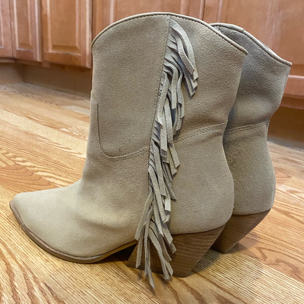 Never worn Steve Madden fringe boots with square heel